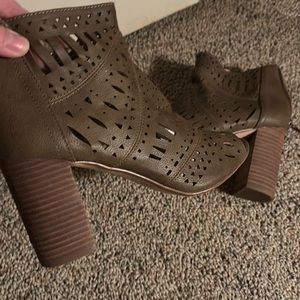 7.5 restricted, ankle boots, healed